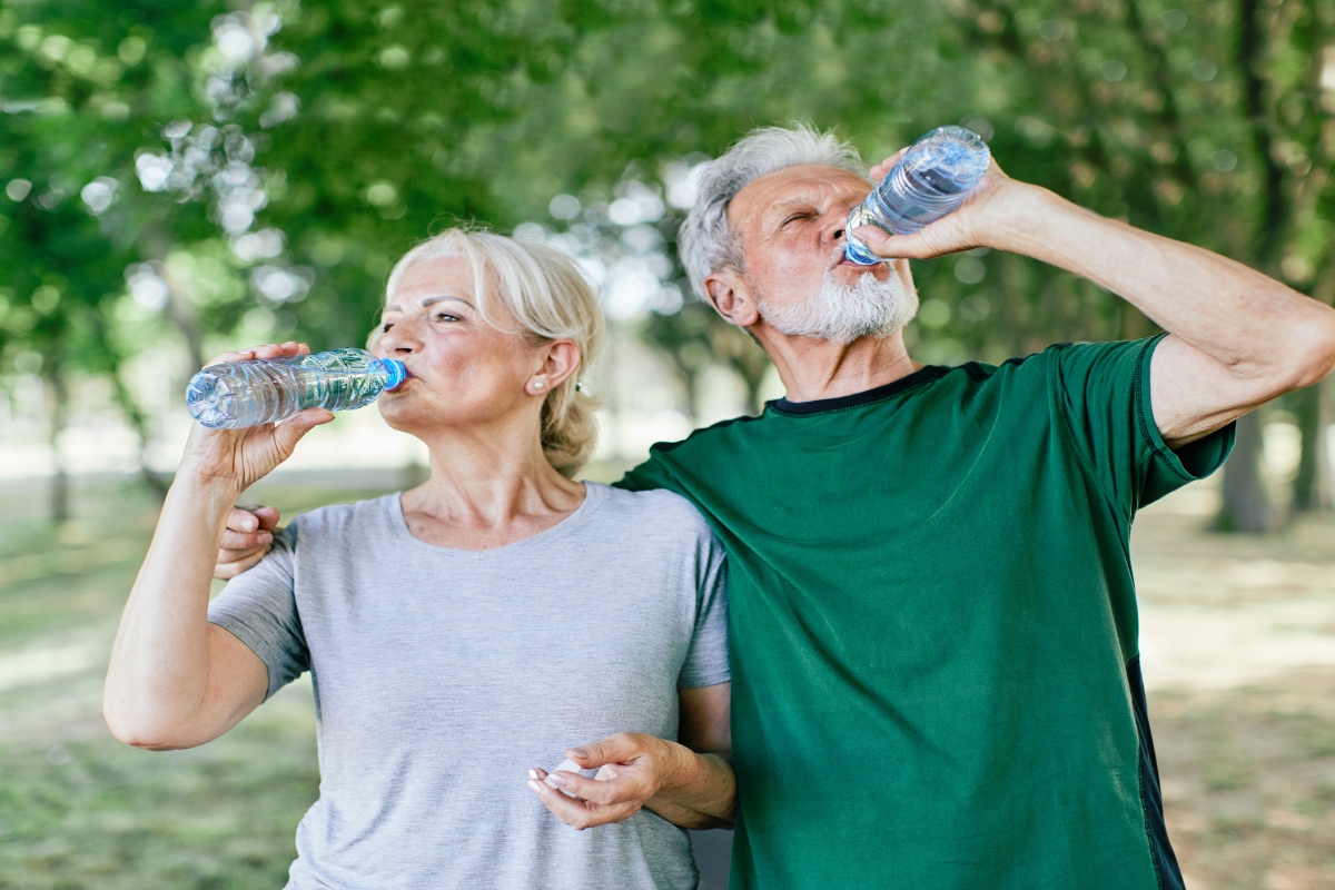 tomar agua para hidratarse